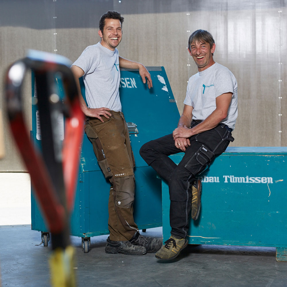 tuennissen-image-team-1 Zwei Handwerker in der Fertigungshalle - Tünnissen Messen, Corporate Interiors, Events und Ausstellungen
