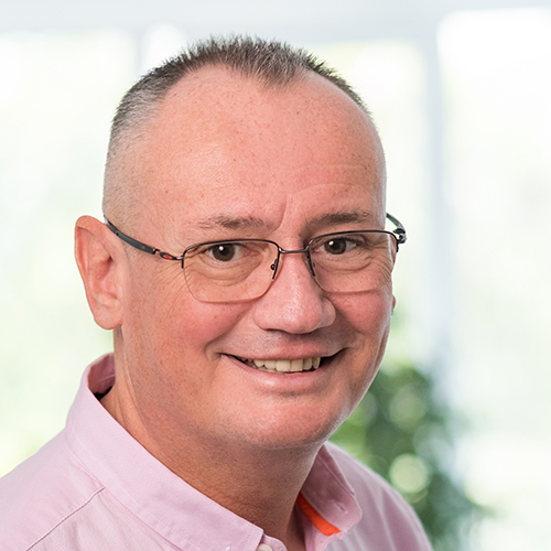 Portrait vom Mitarbeiter in der Arbeitsvorbereitung bei Tünnissen Kranenburg NRW Deutschland Europe