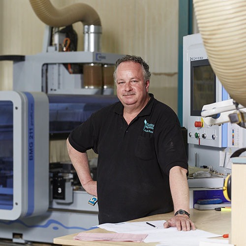 Tuenissen Home Schreinermeister arbeitet am Werkstück - Tünnissen Messen, Corporate Interiors, Events und Ausstellungen