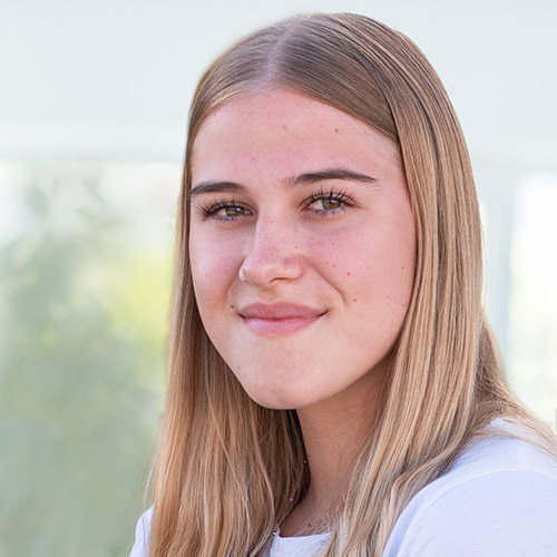 Portrait von der Mitarbeiterin in der Verwaltung bei Tünnissen Kranenburg NRW Deutschland Europe
